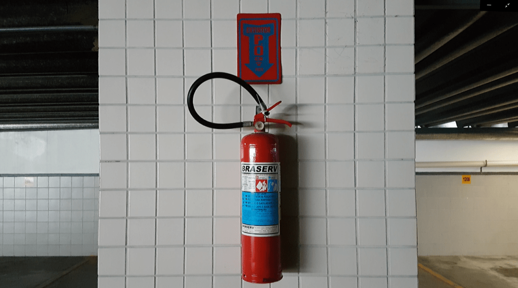 Altura correta dos extintores de incêndio